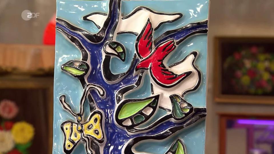 Die Keramikarbeit zeigt typische Motive aus Légers Gesamtwerk: der Schmetterling und die Taube in abstrahierter Form. Schwarze Konturen sowie die Primärfarben Rot, Grün, Blau sind ebenfalls Bildelemente, die Légers Spätwerk prägten. Zudem wurden diese Tontafeln in unterschiedlichen Größen produziert. (Bild: ZDF)