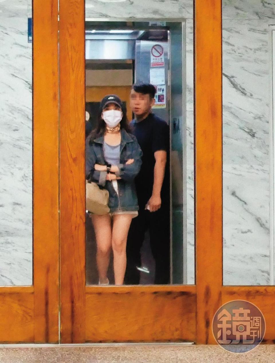 7/11 23：13 離開休息的旅館後，陳紫渝跟男友搭電梯下樓準備離開。