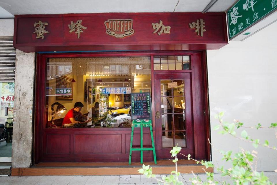傾注了老闆青春年華的「青島蜜蜂咖啡專門店」。