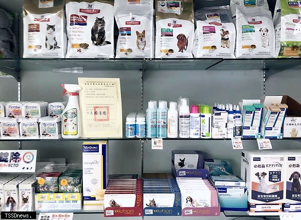 南市動保處呼籲民眾購買動物用藥品時需注意業者有無領有販售許可，若無可提出檢舉。（記者李嘉祥攝）