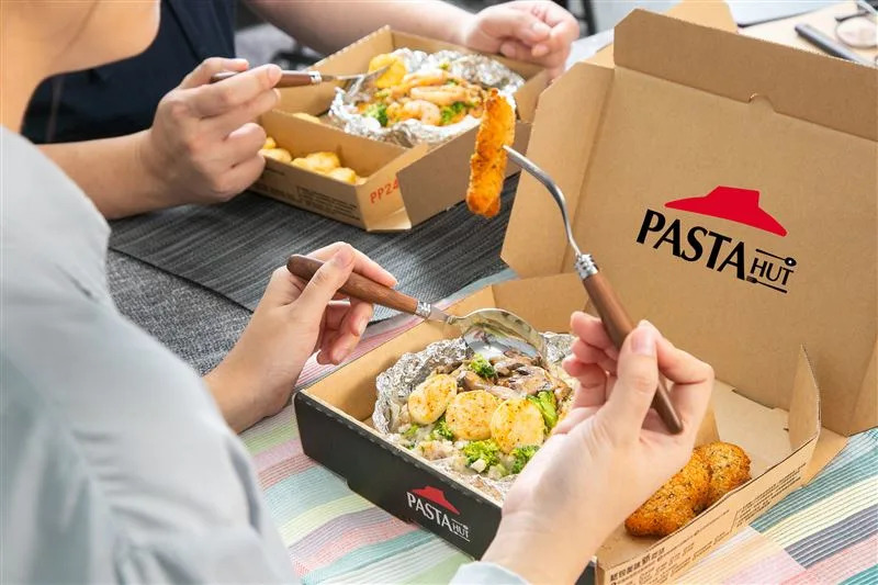 即日起至3月31日點購Pasta Hut紙包義大利麵飯系列，「加1元」就可享美味副食4選1。（圖／必勝客提供）