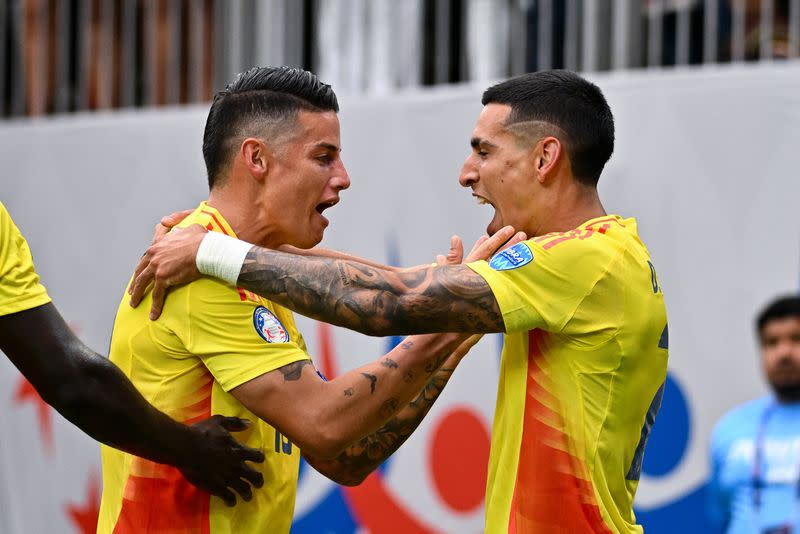 James Rodríguez felicita a Daniel Muñoz tras anotar el primer gol en el triunfo de Colombia ante Paraguay en la Copa América