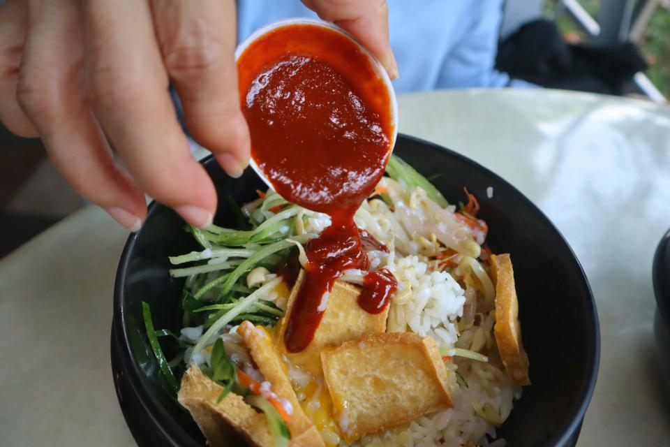 Seoul Shiok - pouring of gochujang sauce