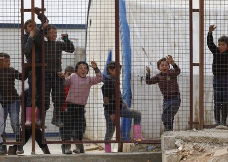 Internally displaced Syrian children play at a refugee camp near the Bab al-Salam crossing, across from Turkey's Kilis province, on the outskirts of the northern border town of Azaz, Syria February 6, 2016. REUTERS/Osman Orsal