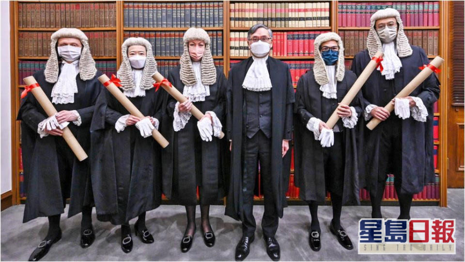 終審法院首席法官張舉能（右三）與温狄芹（左三）、馬嘉駿（右二）、唐思佩（左二）、李頌然（右一）和鍾偉滔（左一）合照。