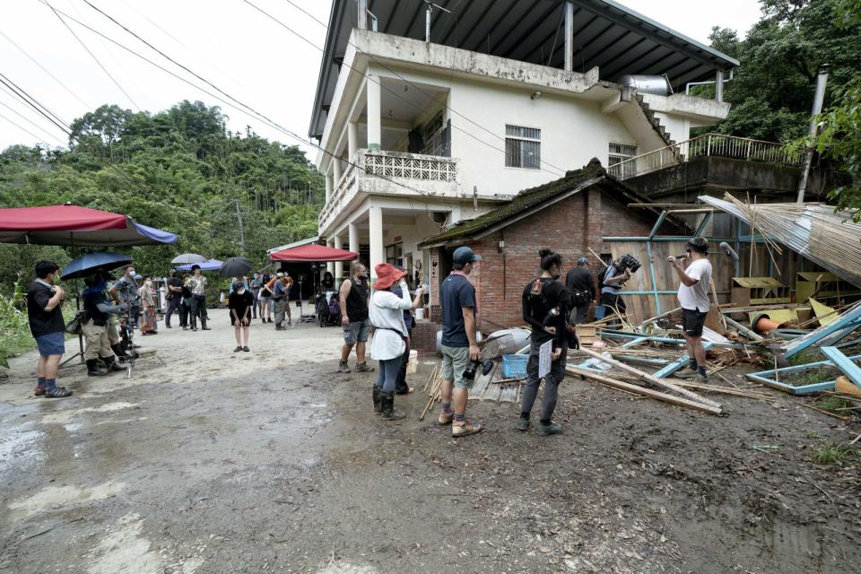 位於山區的獨棟房舍主景腹地寬廣，可以搭建雞舍養雞、種玉米。（伯樂影業提供）