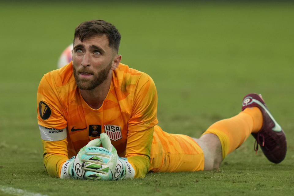 El arquero estadounidense Matt Turner se lamenta tras recibir el penal decisivo de la tanda en la semifinal de la Copa de Oro ante Panamá, el miércoles 12 de julio de 2023, en San Diego (AP Foto/Gregory Bull)