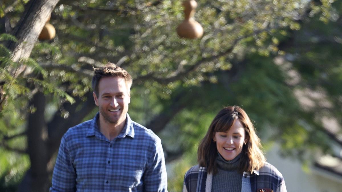 Jennifer Garner and Boyfriend John Miller Hold Hands on Lunch Date