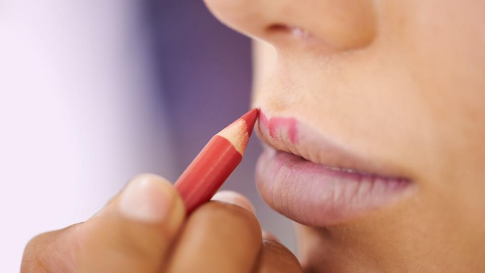 woman applying lipliner