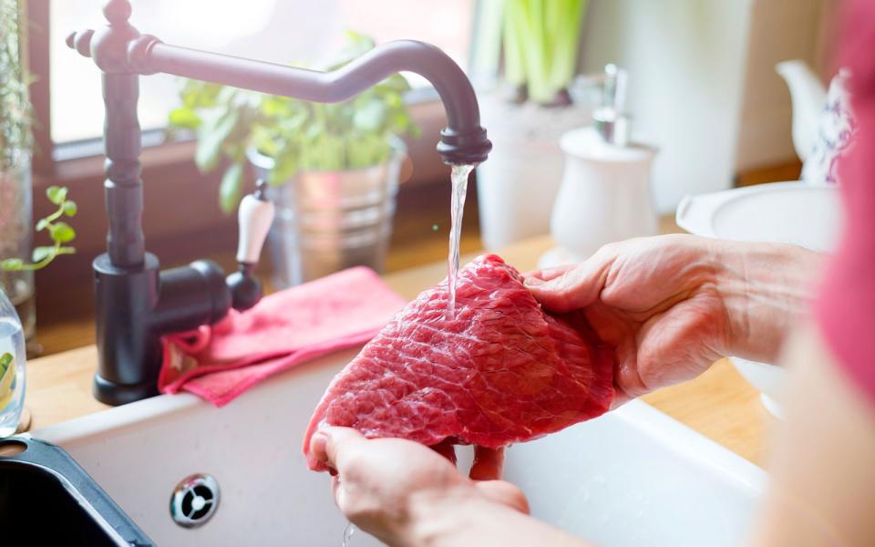Viele reinigen Fleisch vor dem Kochen unterm Wasserstrahl. Denn Fleisch wird oft als Quelle für Bakterien und Keime gesehen und wird deshalb zusätzlich gewaschen, bevor das Brathuhn im Ofen oder das Steak in der Pfanne landet. Doch hygienisch ist diese Praxis auf keinen Fall. Denn Bakterien brauchen Wasser zum Wachstum und vermehren sich womöglich, wenn Fleisch gewaschen wird. (Bild: iStock/Halfpoint)