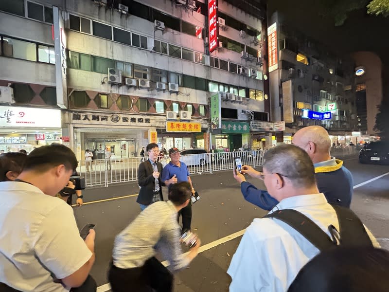 國會職權修法支持者也走上街頭 立法院24日續審國會職權相關法案，場外至晚間喊出 逾8萬人集結抗議。儘管人數不多，但也同樣有支持 修法者站上街頭表達意見，認為台灣不該只有一種聲 音。 中央社記者邱祖胤攝  113年5月24日 