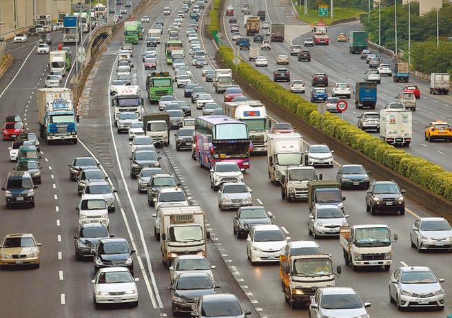 花東地區國慶連假訂房率達90％，預估車潮將會高於中秋連假，圖為中秋節國道上大量車潮。（本報資料照片）