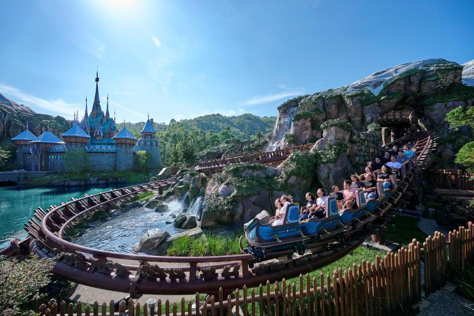 Wandering Oaken’s Sliding Sleighs is a brand new, family-friendly coaster at World of Frozen.