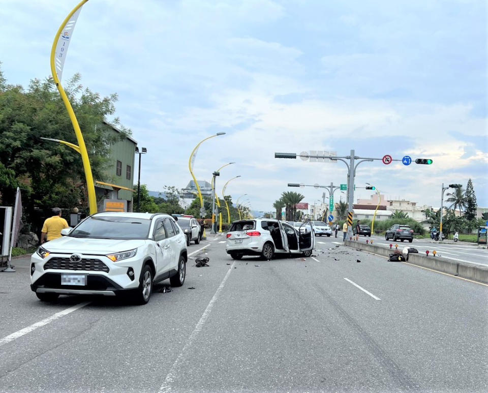 花蓮某高中校長開車載5名學生到台東參訪，16日返程時疑疲勞駕駛在南濱路、南海三街口自撞中央分隔島，波及同向自小客車，駕駛及車上5學生均擦挫傷，事故原因待警方釐清。（中央社／民眾提供）