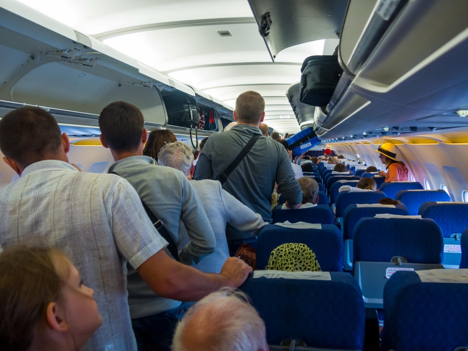 Los tripulantes se quejan de que se siguen formando colas a la hora de embarcar y de bajar del avión y que, pese a los avisos por megafonía, en ocasiones no se guarda la distancia social. Piden que se establezca un protocolo y que se organicen turnos de entrada y salida del aparato con grupos de unas 10 personas para evitar aglomeraciones. (Foto: Getty Images).