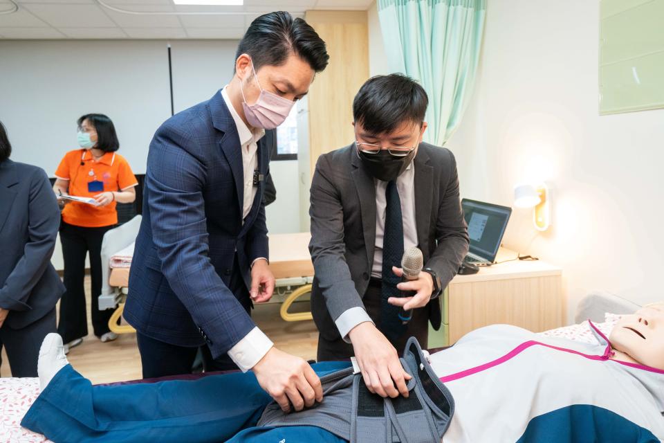 台北市長蔣萬安聽取專人解說智能尿布的使用方式。圖／北醫大提供