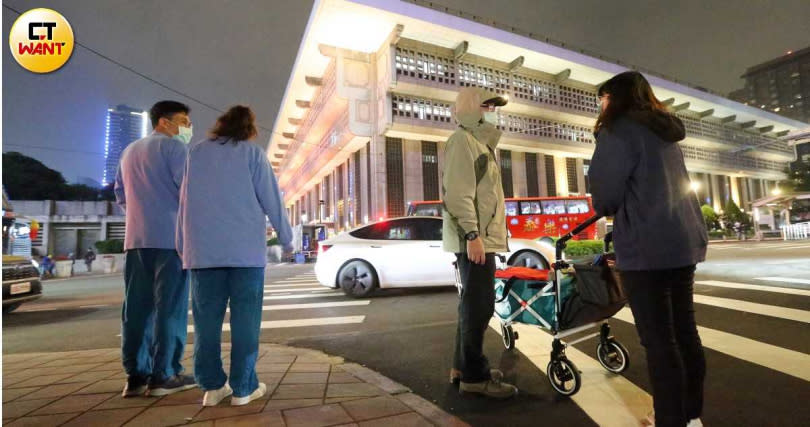 思安慈善服務協會為守護無家者健康，每月2次固定推著裝滿醫療器材的小推車上街，並請來醫生義診。（圖／趙世勳攝）