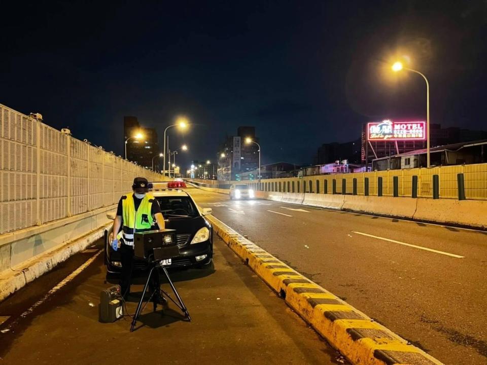 警方執行超速測速勤務。(記者宋紹誠翻攝)