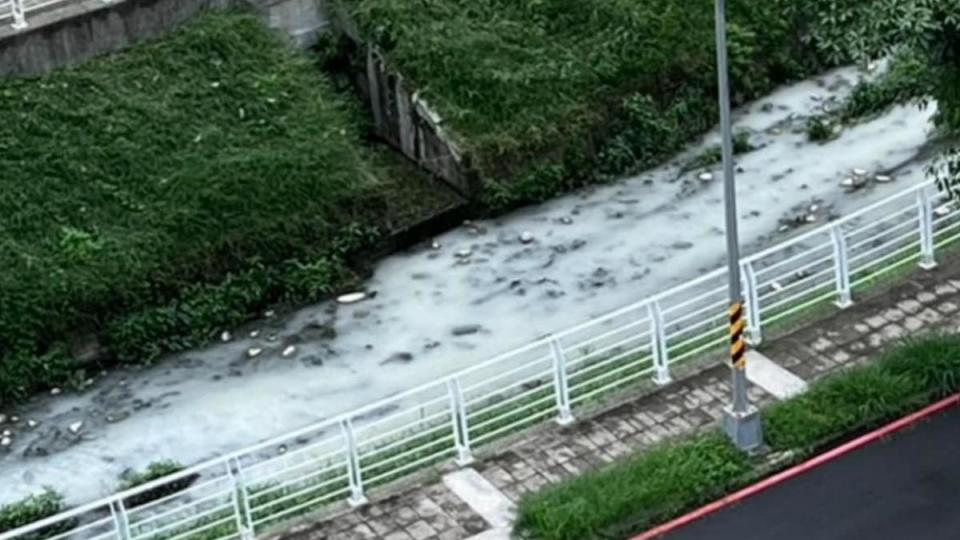 民眾驚見河水顏色變成乳白色宛如「牛奶河」。（圖／翻攝自仁武大小事臉書）