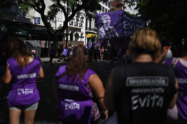 Manifestantes marchan en apoyo a los derechos de las mujeres en el marco del Día Internacional de la Mujer, en Buenos Aires el 8 de marzo de 2023