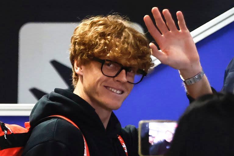 Una postal del flamante campeón del Abierto de Australia; Sinner, con anteojos, en su llegada al aeropuerto de Fiumicino, tras ganar en Melbourne