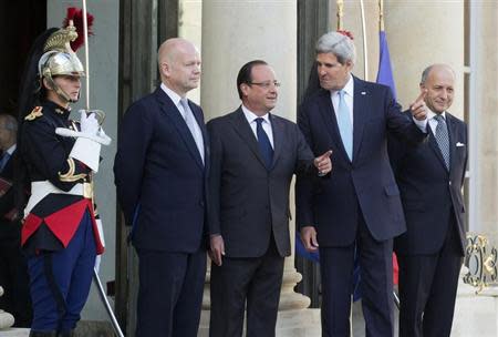 French President Francois Hollande (C), U.S. Secretary of State John Kerry (2ndR), British Foreign Secretary William Hague (2ndL) and French Foreign Minister Laurent Fabius (R) pose upon their arrival at the Elysee Palace prior to a meeting on Syria conflict in Paris September 16, 2013. REUTERS/Michel Euler/Pool