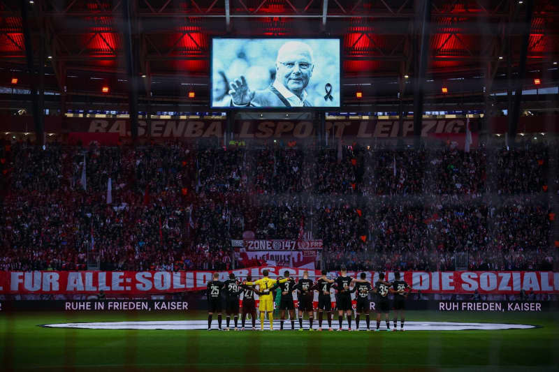 Fans and players take part in a minute's silence for the late Franz Beckenbauer ahead of the German Bundesliga soccer match between RB Leipzig and Eintracht Frankfurt Red Bull Arena. Jan Woitas/dpa