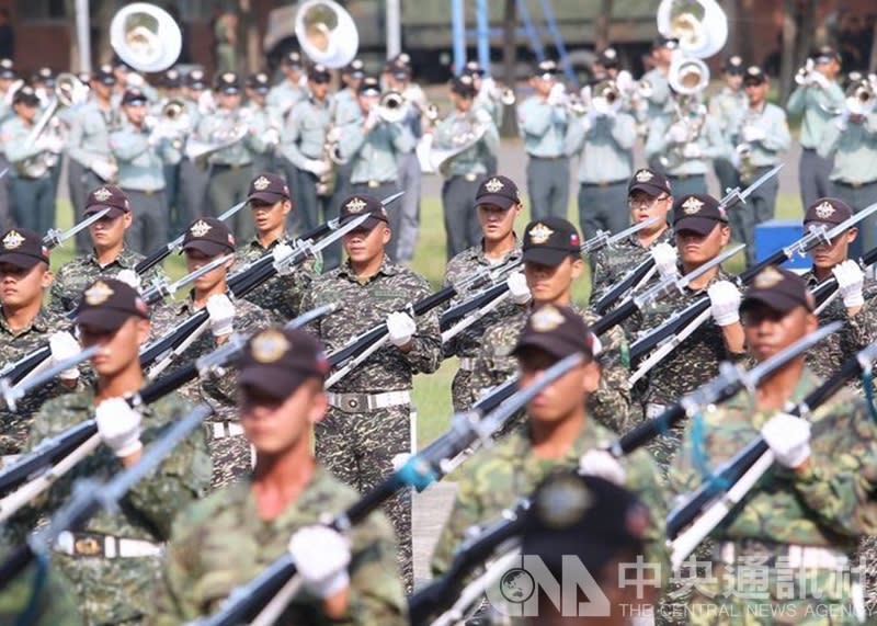 一名已有穩定女友的四個月軍事訓練役男，為了能夠提早退伍，竟與男性同袍上演「假結婚」辦理同性婚姻登記，以換取14天婚假；軍方人士今天表示，此案為未遂案，會加強觀念教育。(中央社檔案照片)