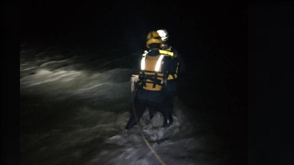 10人至飛龍瀑布溯溪，卻因大雨受困。（圖／屏東消防局提供