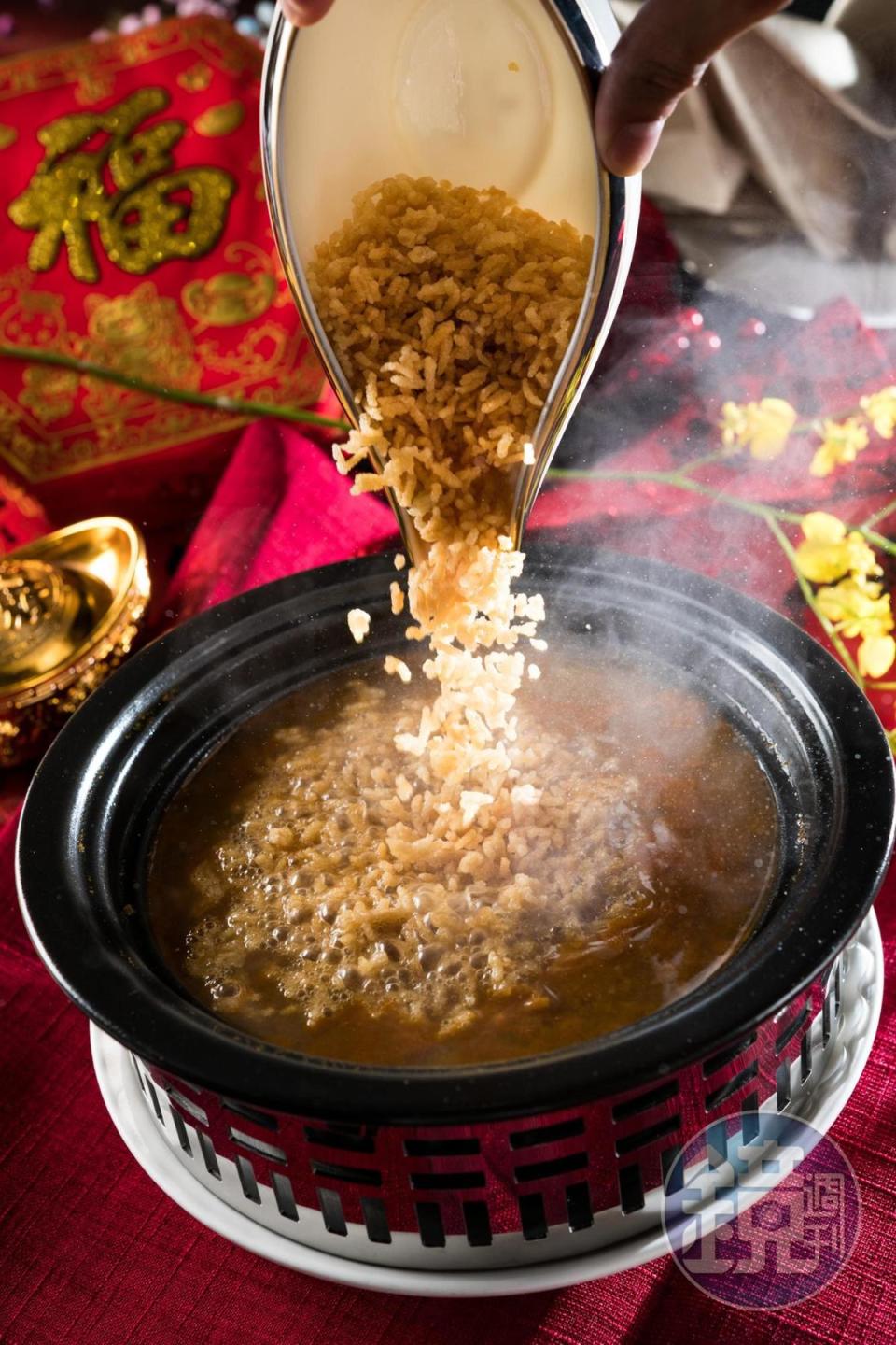 「龍蝦湯泡飯」炸米丟入滾燙湯裡，嗶嗶波波，畫面好熱鬧。（980元／份）