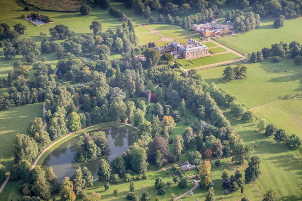 Vista aérea de la mansión de Althorp House y de la isla donde se cuestiona que esté enterrada Lady Di. (Photograph by David Goddard/Getty Images)