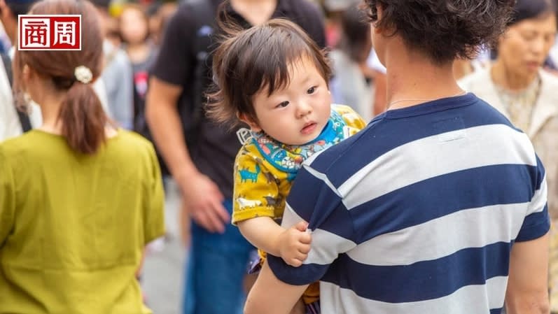 日本揮不去低生育率魔咒，去年新生兒人數再創新低。 (來源：Dreamstime) 