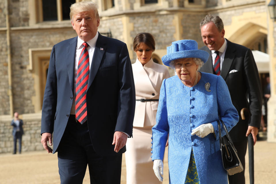 Zum Treffen mit Donald Trump hatte Queen Elizabeth eine Brosche angesteckt, die einst ihre Mutter zum Staatsbegräbnis ihres Vaters trug. (Bild: Getty Images)