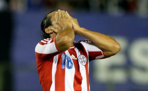 El atacante paraguayo Nelson Haedo Valdéz gesticula al final del partido que su equipo perdió con Venezuela, por la 8ª fecha de las eliminatorias sudamericanas al Mundial 2014, en el estadio Defensores del Chaco, en Asunción, el 11 de setiembre de 2012. Venezuela ganó 2-0. (AFP | jorge romero)