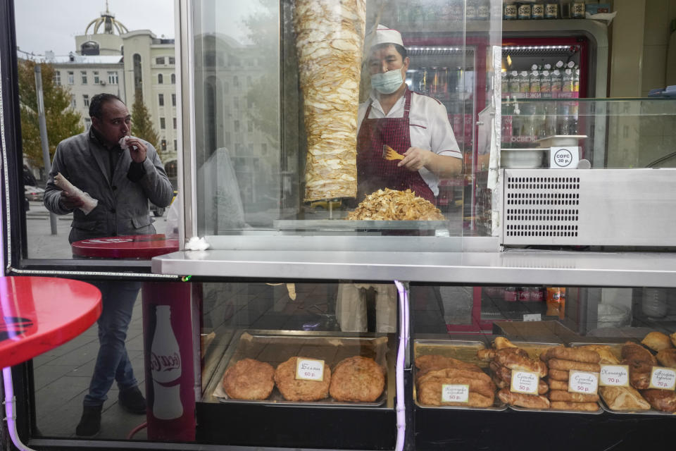 A cook cuts doner kebab for take-away in Moscow, Russia, Friday, Oct. 29, 2021. Russia has recorded another record of daily coronavirus deaths even as authorities hope to stem contagion by keeping most people off work. Moscow introduced the measure starting from Thursday, shutting kindergartens, schools, gyms, entertainment venues and most stores, and restricting restaurants and cafes to only takeout or delivery. Food stores, pharmacies and companies operating key infrastructure remained open. (AP Photo/Pavel Golovkin)