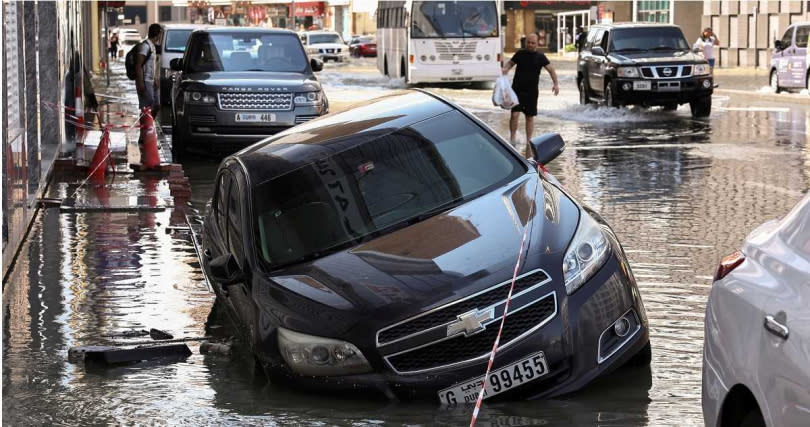 杜拜各地汪洋一片，車輛慘成泡水車。（圖／達志／路透社）