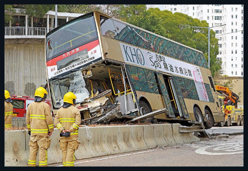巴士呈祥道撞壆險翻 47人送院 乘客互助 車長涉危駕被捕