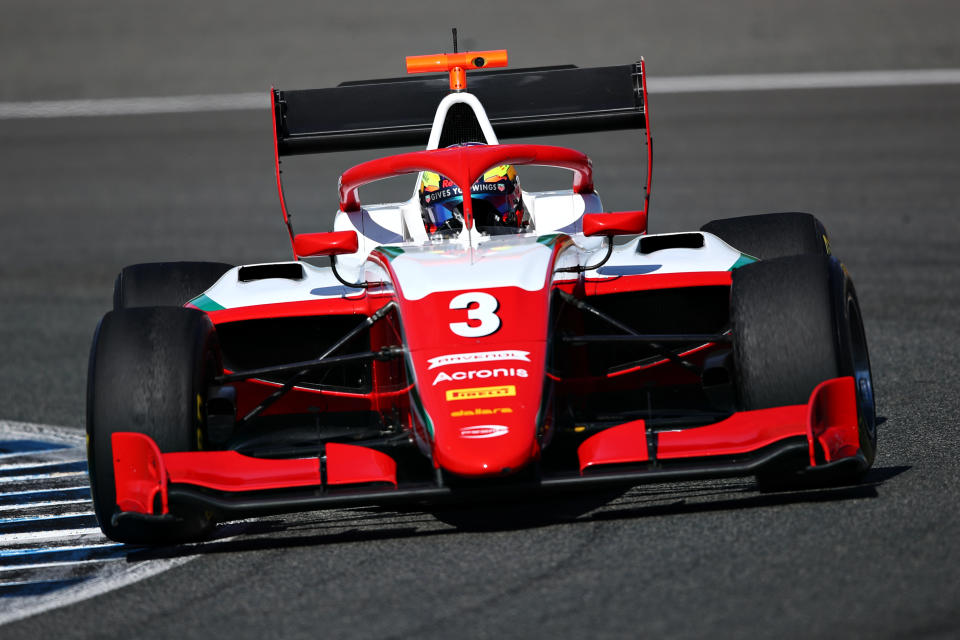 Coche de Fórmula 3 recorriendo el circuito de Jerez.