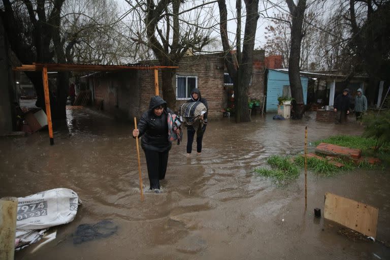 La gente abandona sus hogares en los barrios anegados