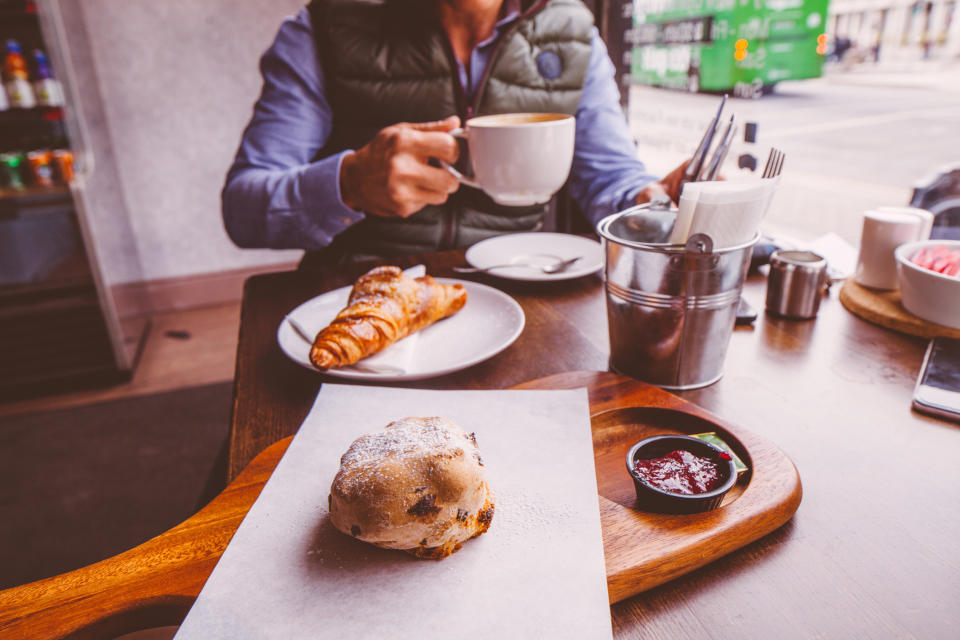 Prima di poter servire cappuccino e brioche, la Cna ha contato ben 71 adempimenti da sbrigare in 26 enti differenti (Getty)