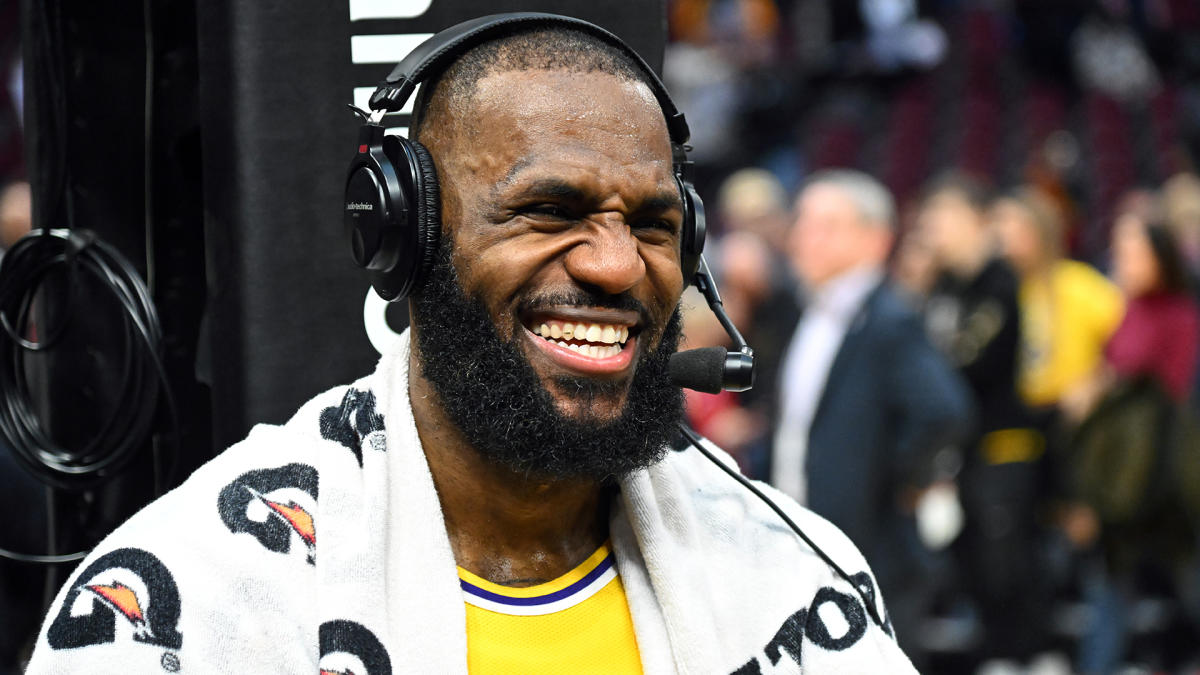 Tom Brady Challenges LeBron James To Ice Hockey Shootout In A