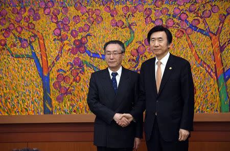 South Korean Foreign Minister Yun Byung-Se (R) shakes hands with Wu Dawei (L), China's Special Representative for Korean Peninsula Affairs, during their meeting in Seoul, South Korea April 10, 2017. REUTERS/JUNG Yeon-Je/Pool