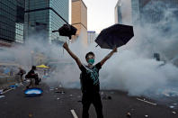 Un manifestante levanta sus paraguas en Hong Kong para protestar contra la represión y la falta de libertades el 28 de septiembre de 2014.(REUTERS/Tyrone Siu)