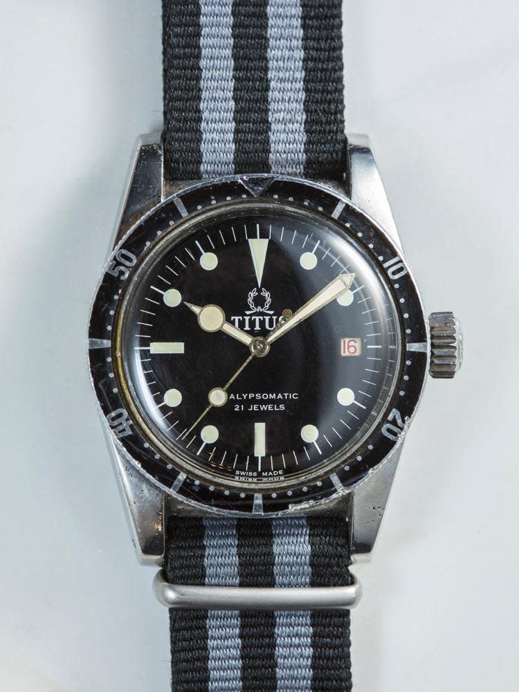 《TITUS Calypsomatic Diver Watch》功能：時、分、秒指示；日期顯示/機芯：自動上鍊機芯/年份：約1960年。這只錶讓我「成長」了不少。當初跟一個義大利的賣家購買，怎知錶送到後才發現機芯狀況不佳，且面盤還是翻寫過非原裝品。這種錶一般人可能就此認賠放棄掉，但我就是不甘心，所以透過網路在全球搜尋它的零件，其中最難找的原裝面盤，竟然是在法國一間錶店的倉庫裡找到的！雖然花了不少錢來弄它，但看著原本廢鐵等級的老錶又活了過來，之中的成就感正是最大的樂趣。