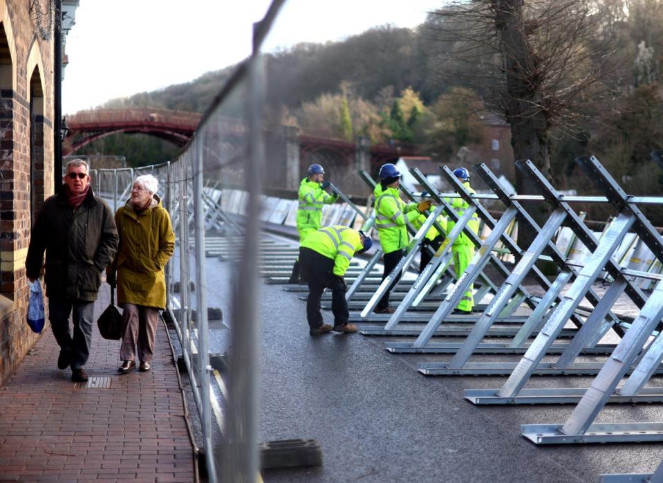 Mitarbeiter der Umweltbehörde errichten Anfang dieser Woche Hochwassersperren, um das Eigentum am Fluss Severn in Ironbridge, Shropshire, zu schützen (REUTERS)