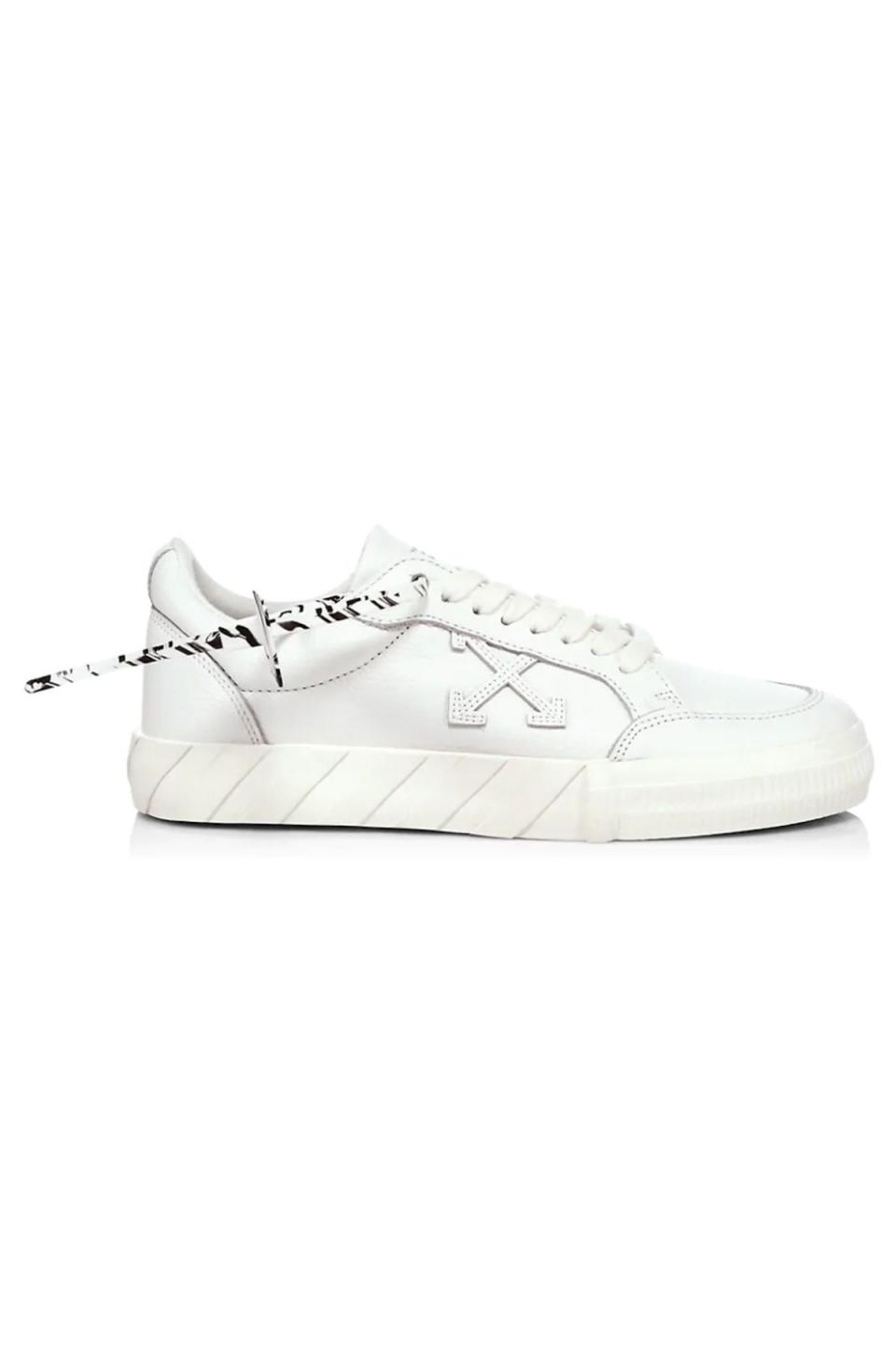 15) Low Vulcanized Leather Sneakers