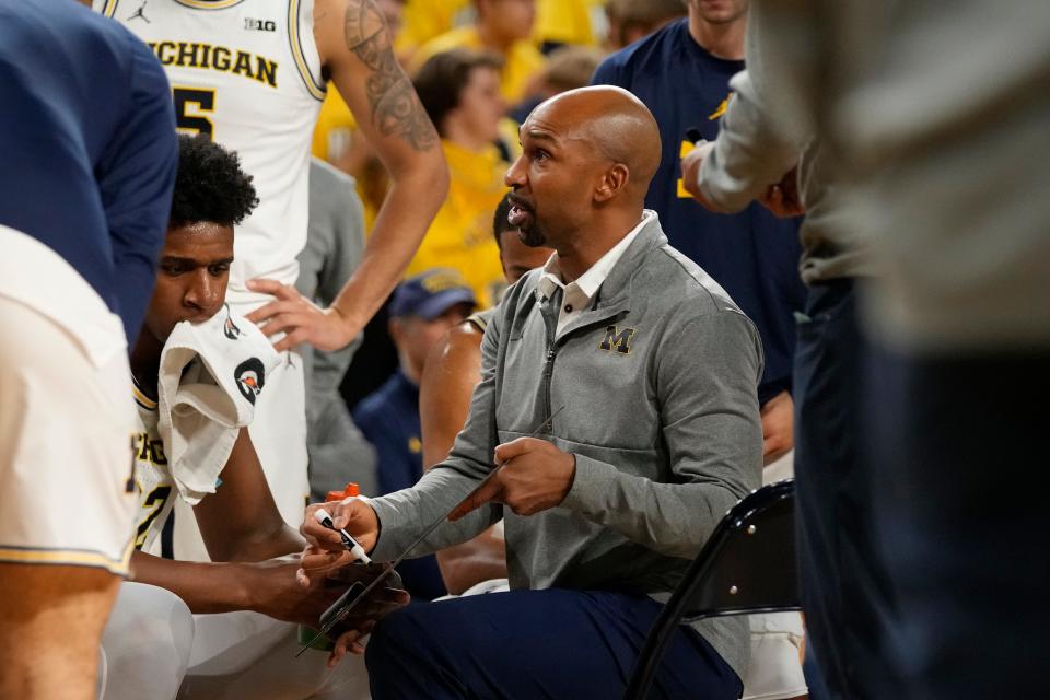 Michigan assistant coach Saddi Washington talks to the team during a timeout in the second half of U-M's 99-74 win on Tuesday, Nov. 7, 2023, at Crisler Center.