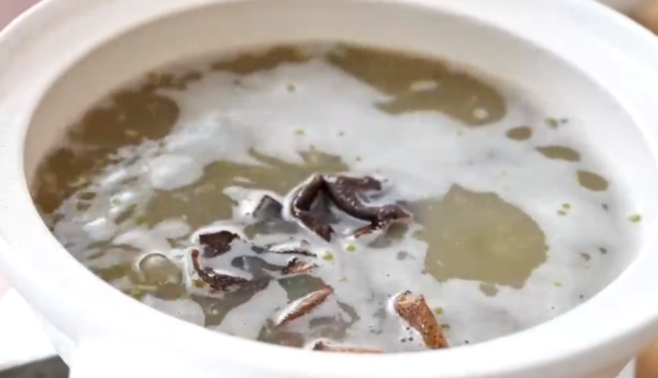 綠豆湯加入陳皮，可以讓味道更有層次。