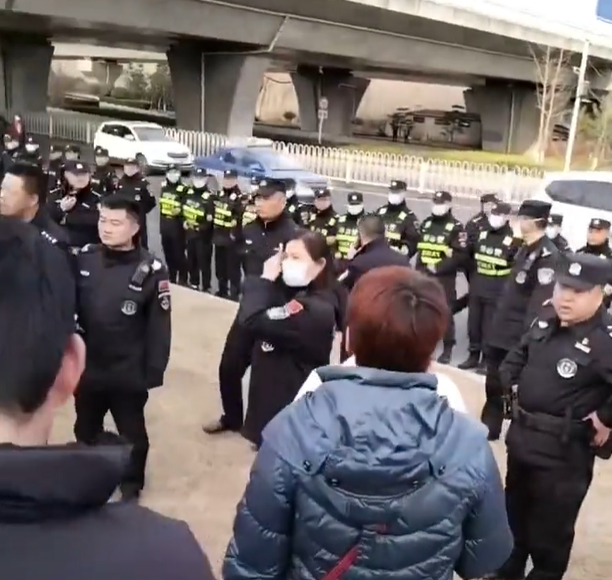 中國爛尾樓問題無解，民眾持續上街抗議，中共派出大量警力維護治安，並試圖說服群眾離開。   圖: 翻攝自@torontobigface 推特 