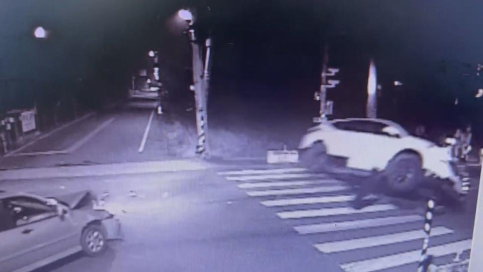 屏東發生一起酒駕闖紅燈，釀成4車連環撞事故。（翻攝畫面）